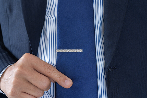 迷ったらここ！ネクタイピンを付ける基本の位置